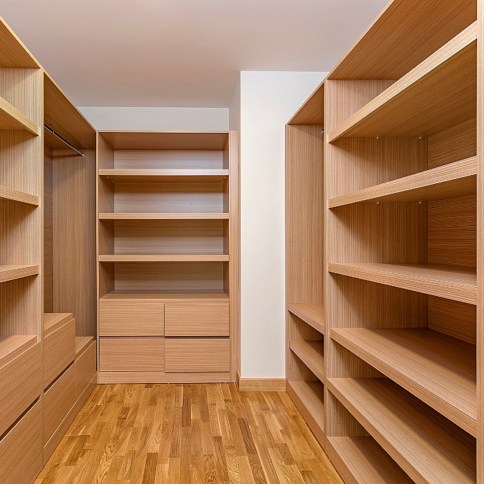 Op maat gemaakte dressing, aangepaste dressing, ontwerp dressing, optimalisatie van opbergruimte, kleine ruimte, grote dressing, duurzame materialen, hoogwaardige afwerkingen