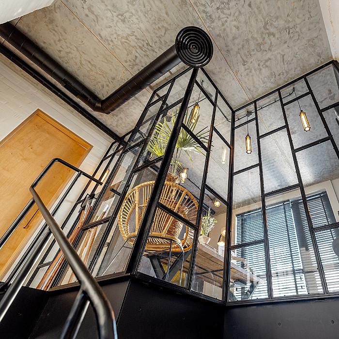 zolderinrichting, zolderisolatie, interieur renovatie, ruimte transformatie, versterkte vloeren, dakramen, scheidingswanden