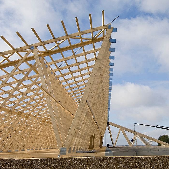 charpente, pose de charpente, rénovation de charpente, charpente en bois, bois massif, solidité charpente, structure, toit