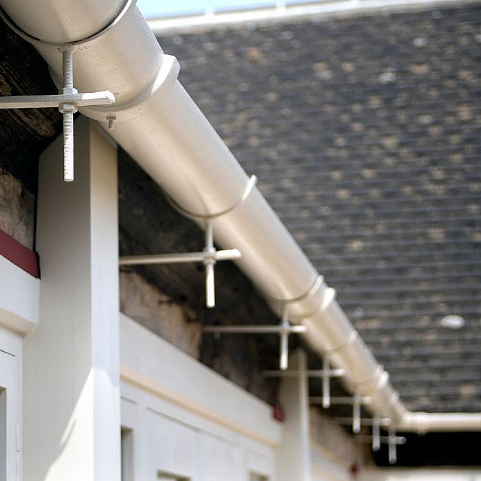 corniches, gouttières, pose de gouttières, rénovation gouttières, zinc, PVC, aluminium, gestion des eaux pluviales, évacuation des eaux