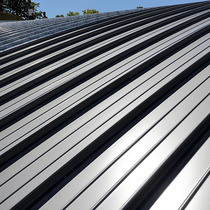 Travaux de toiture industrielle, toiture plate, toiture inclinée, panneaux sandwich, 
                   bardage métallique, isolation de toiture, gestion des eaux pluviales, Mons, Charleroi, Tournai