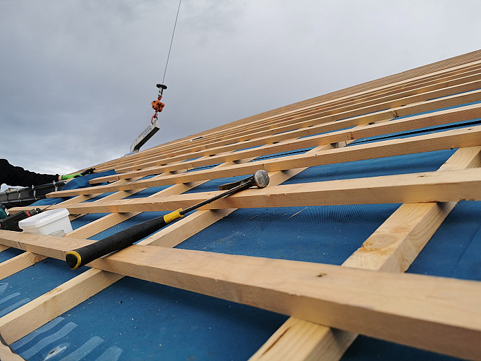 Travaux de réparation, couvreur, toiture, tuiles, ardoises