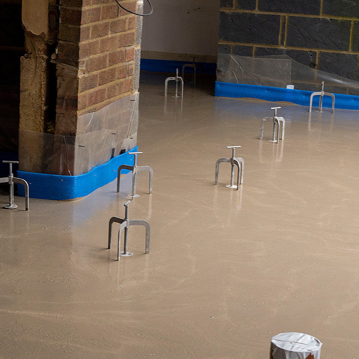 dekvloer, traditionele dekvloer, vloeibare dekvloer, anhydriet, vloeibaar 
                   cement, vloerverwarming, voorbereiding van de ondergrond, leggen van dekvloer