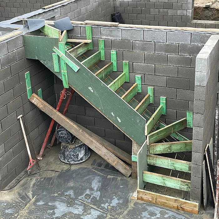 Escalier extérieur, béton, pierre, acier galvanisé, garde-corps, revêtement
                  antidérapant, sécurité, finition