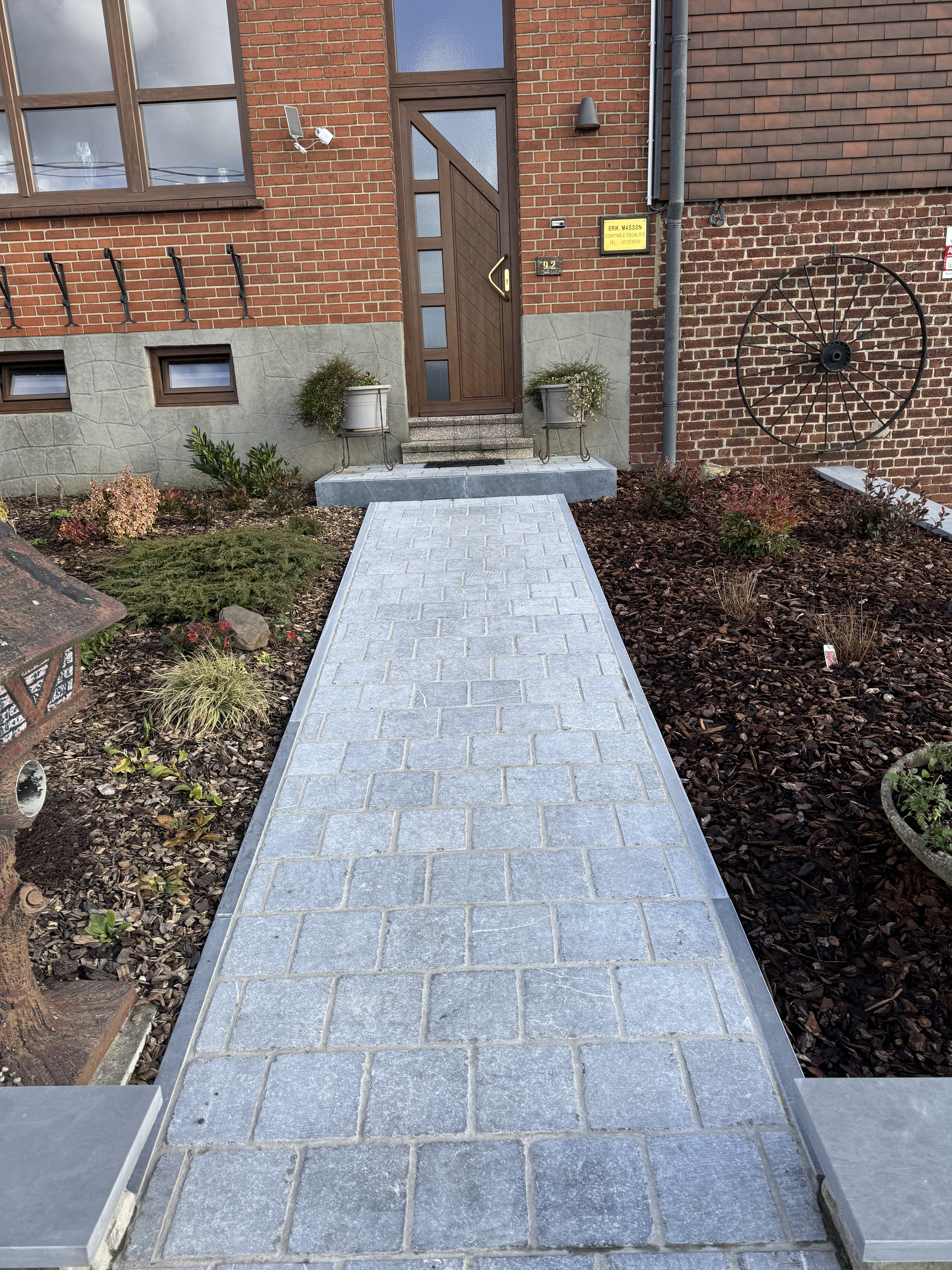 Chemin de jardin, tapis de pierre, pavage, nivellement, jardinier