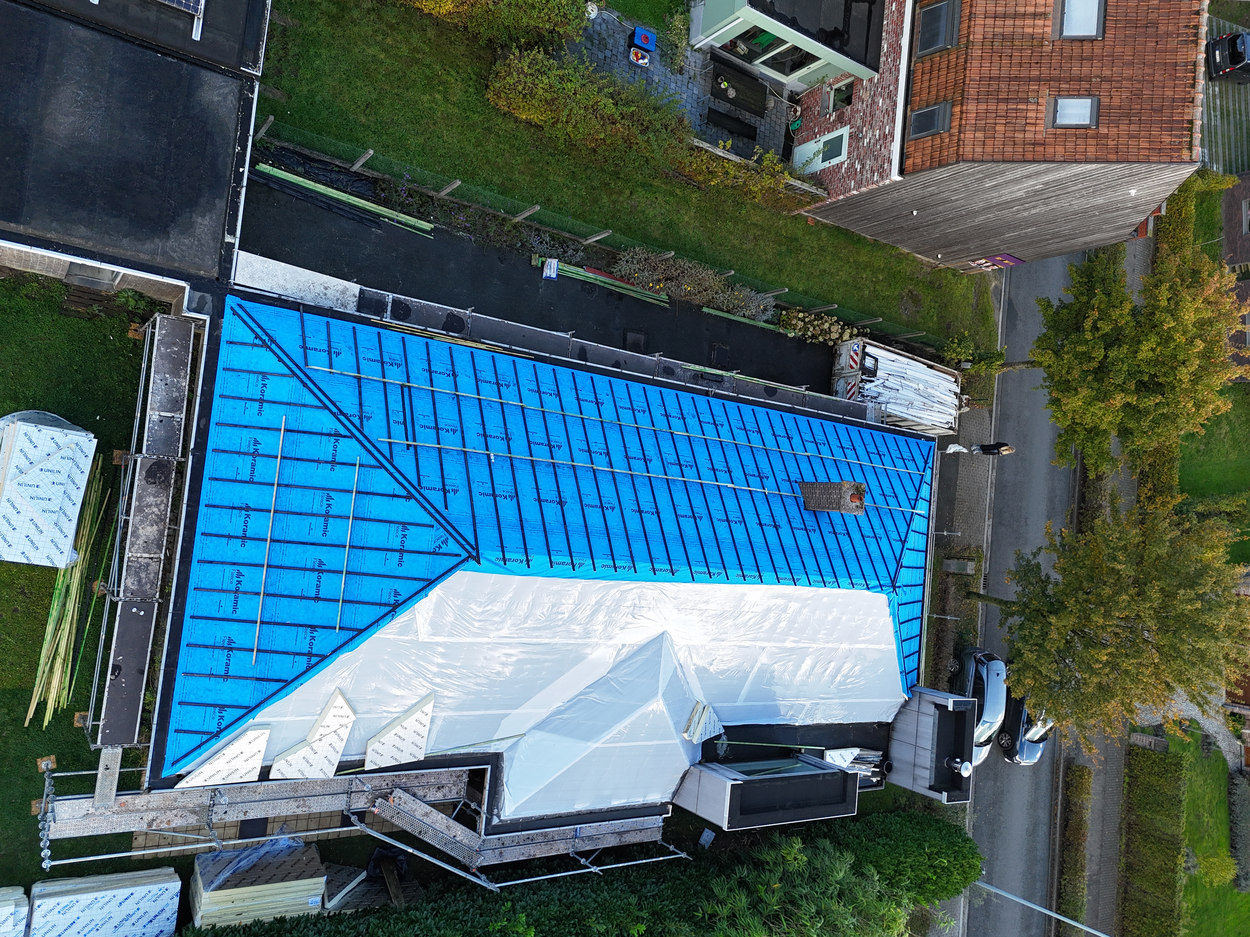 Dakwerken, timmerman dakdekker, Aalter, Beernem, Deinze, dakisolatie, aluminiumramen, binnendeur, driedubbel glas, dubbel glas, pvc-ramen, dakreparatie, schuine daken, dakrenovatie, dakdekker, leien daken, metalen daken, platte daken, zolderisolatie, zonnepanelen, gevelisolatie