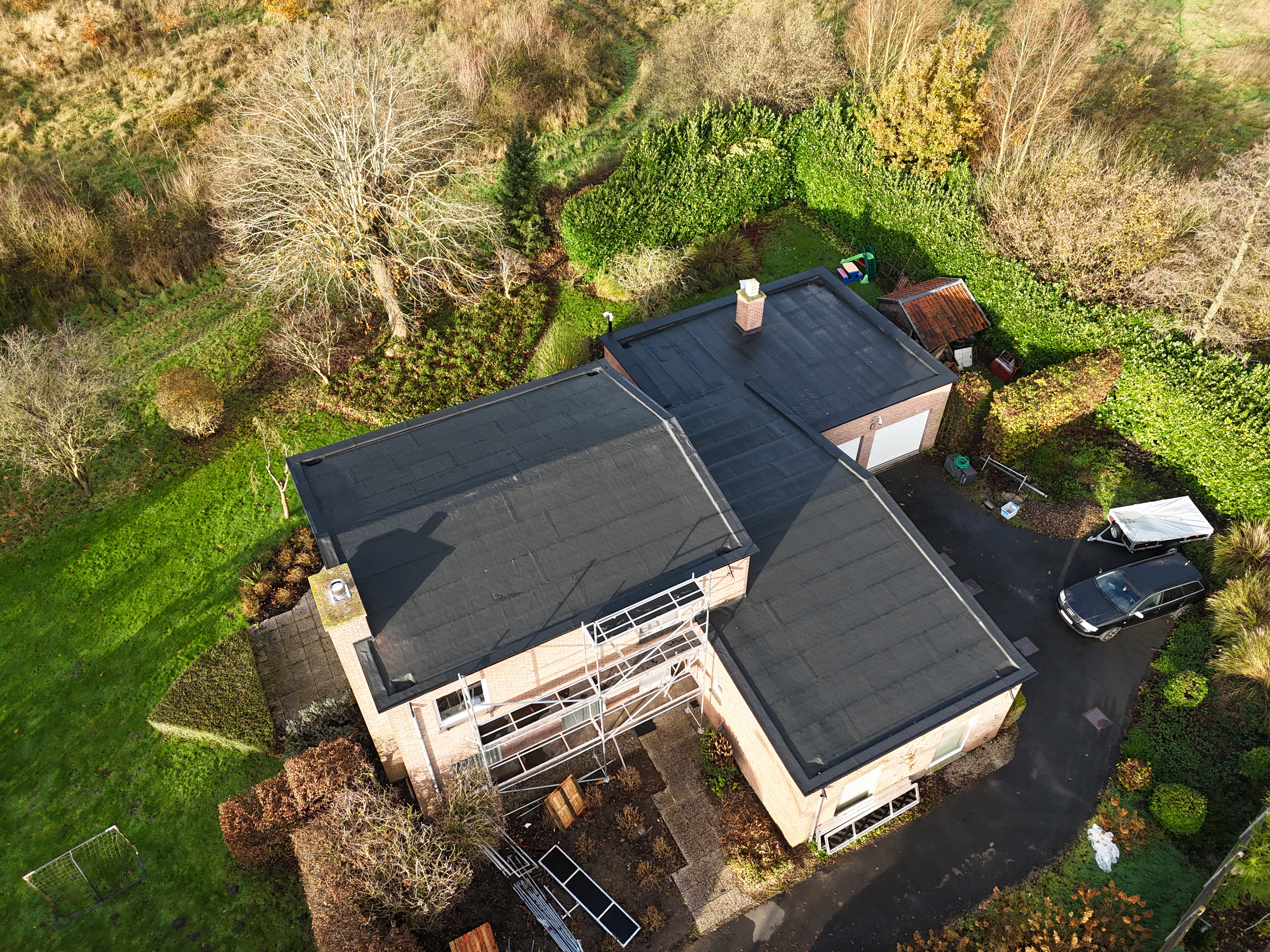 Dakwerken, timmerman dakdekker, Aalter, Beernem, Deinze, dakisolatie, aluminiumramen, binnendeur, driedubbel glas, dubbel glas, pvc-ramen, dakreparatie, schuine daken, dakrenovatie, dakdekker, leien daken, metalen daken, platte daken, zolderisolatie, zonnepanelen, gevelisolatie