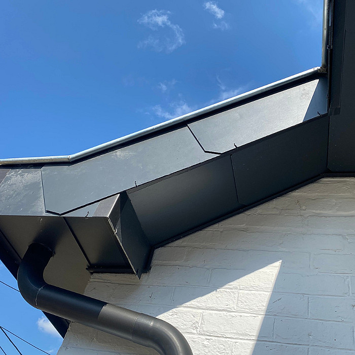 Isolation, zinguerie, gouttières, corniches, eaux de pluie, faîtière, fenêtre de toit