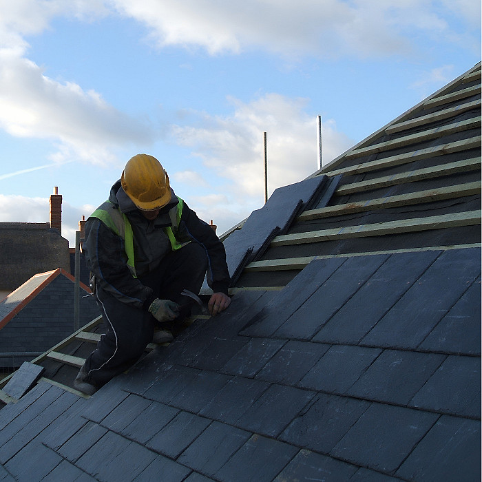 travaux de toiture Péruwelz, couvreur Péruwelz, rénovation générale Péruwelz, isolation Tournai, aménagement de grenier Mouscron, charpente Péruwelz, bardage Tournai, pose de parquet Mouscron, étanchéité Péruwelz, panneaux photovoltaïques Mouscron, démoussage Tournai, réparation de châssis Péruwelz, installation VELUX Tournai, gouttières Mouscron, traitement humidité Péruwelz
