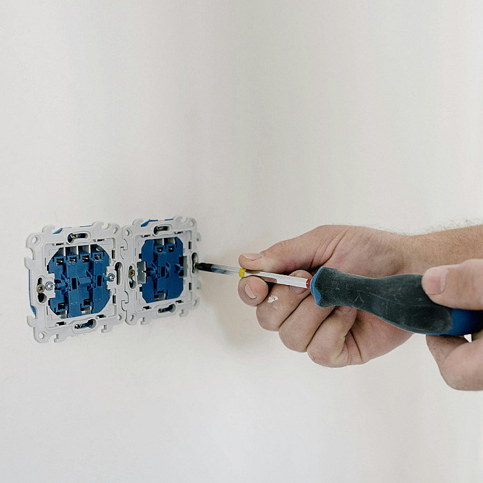 électricien, électricité, raccordements, câbles, fils électriques, prises, interrupteurs, RGIE