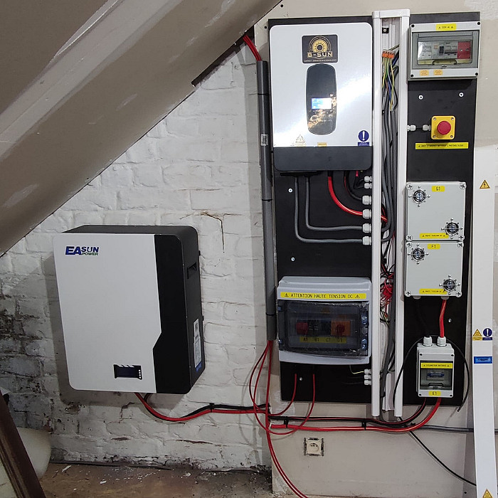 Electricien, électricité, instalation électrique, raccordement, bornes de recharge, panneaux solaires, maison, domotique