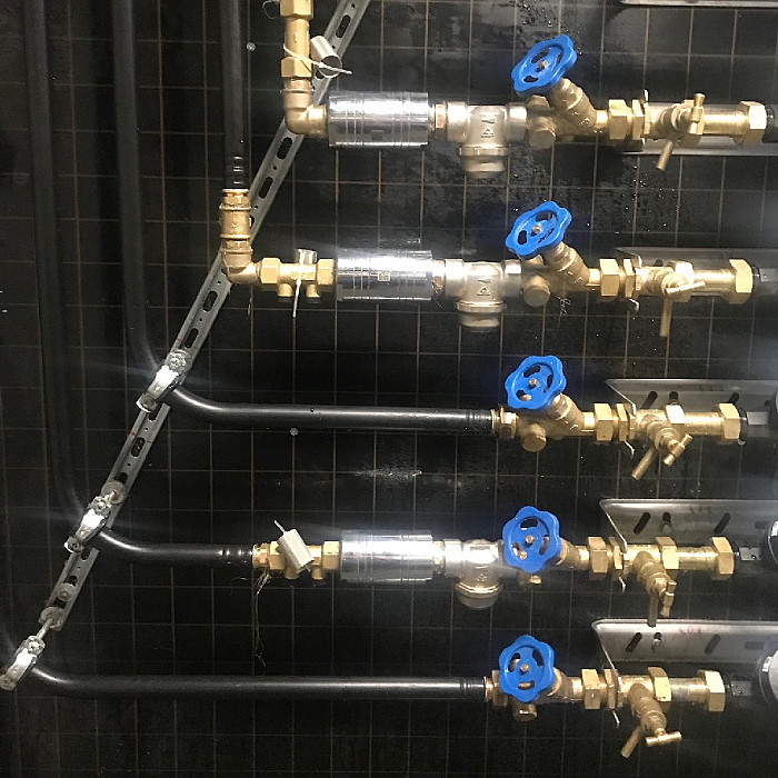 adoucisseur d'eau, assainissement des eaux, filtre à eau, traitement anti-calcaire, châssis, châssis en aluminium, châssis en PVC, double vitrage, triple vitrage, moustiquaires, porte d'entrée, porte de garage, plafonnage contour de fenêtre, carrelage mural, carrelage intérieur, carrelage extérieur, carreleur