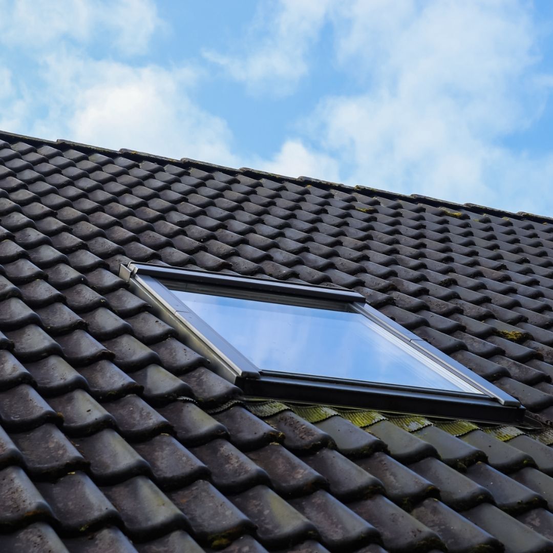 dakwerken Gent, dakwerker Aalst, dakbedrijf Eeklo, Velux plaatsen Gent, dakrenovatie Oost-Vlaanderen, zinkwerken, dakisolatie, hellend dak, plat dak, dakvenster