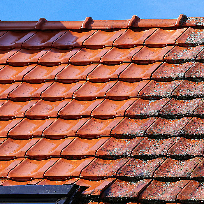 Toiture abîmée, couvreur, professionnel, tuiles cassées, ardosies cassées, nettoyage couverture