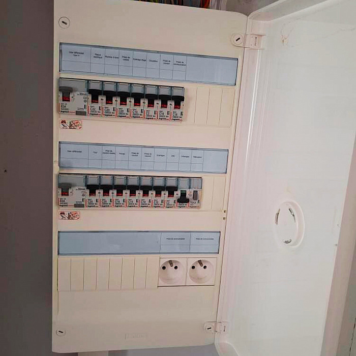 électricien, électricité générale, installation électrique, mise en conformité électrique, tableau électrique, coffret électrique, remplacement tableau électrique, raccordement électrique, éclairage, installation électricité, mise aux normes électriques, système électrique, installation coffret, travaux électricité