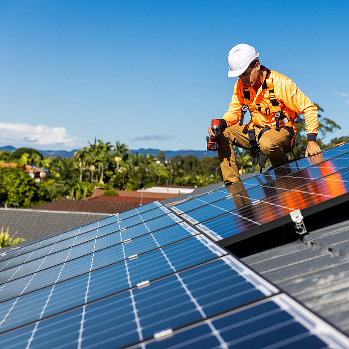 Installateur, technicien, panneaux, solaire, recharger, autonomie électrique, installatino photovoltaïque