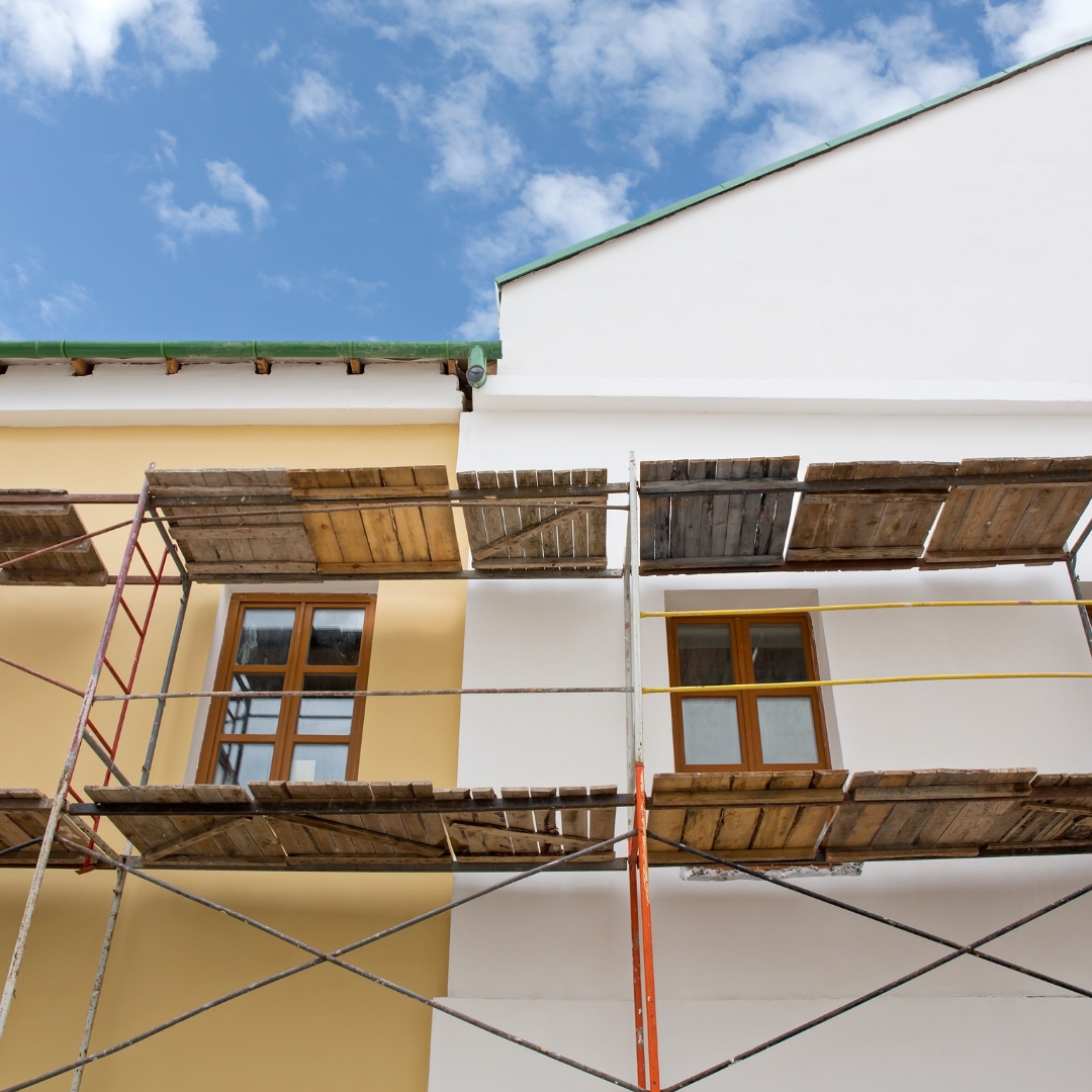Rénovation de façade avec traitement d’humidité et ravalement, Travaux de ravalement de façade avec crépis et peinture, Hydrofuge sur brique poreuse lors d’une rénovation de façade, Ravalement de façade et finition peinture extérieure, Réparation et rénovation complète de façade.