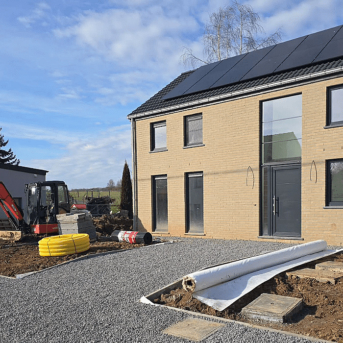Maison, tranchée, compactage, trottoirs,; réseaux entérrés, pavage, allée, voiries, bordures, clôtures