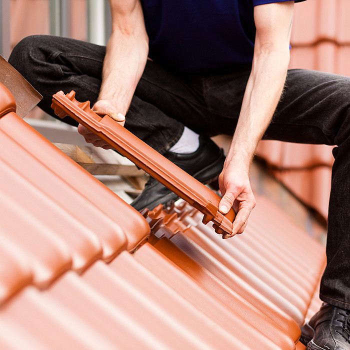 Nouveau toit, remplacement de tuiles, tuiles plates, pose de tuiles