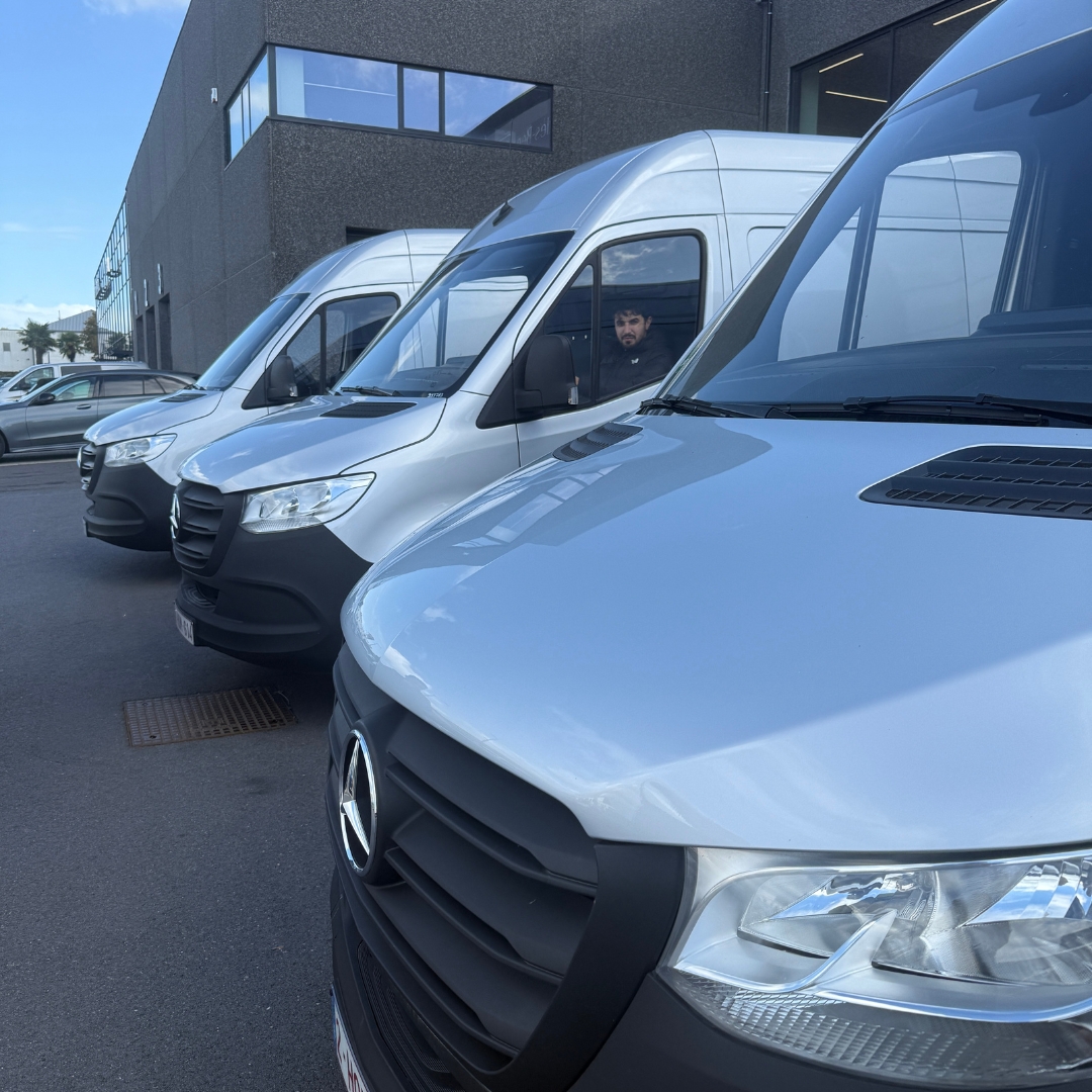 Une série de camionnettes de l'entreprise MSF Capital