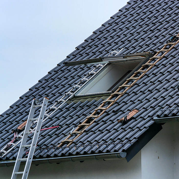 toiture Herstal, couvreur Herstal, toiture Seraing, toiture Liège, zinguerie, corniches, isolation de toiture, charpente, rénovation de toiture, bardage, gouttières, étanchéité, VELUX, ardoises, tuiles