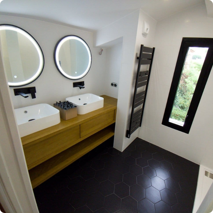 meubles de salle de bain, vasques, robinetteries, rangements, chauffage, plomberie