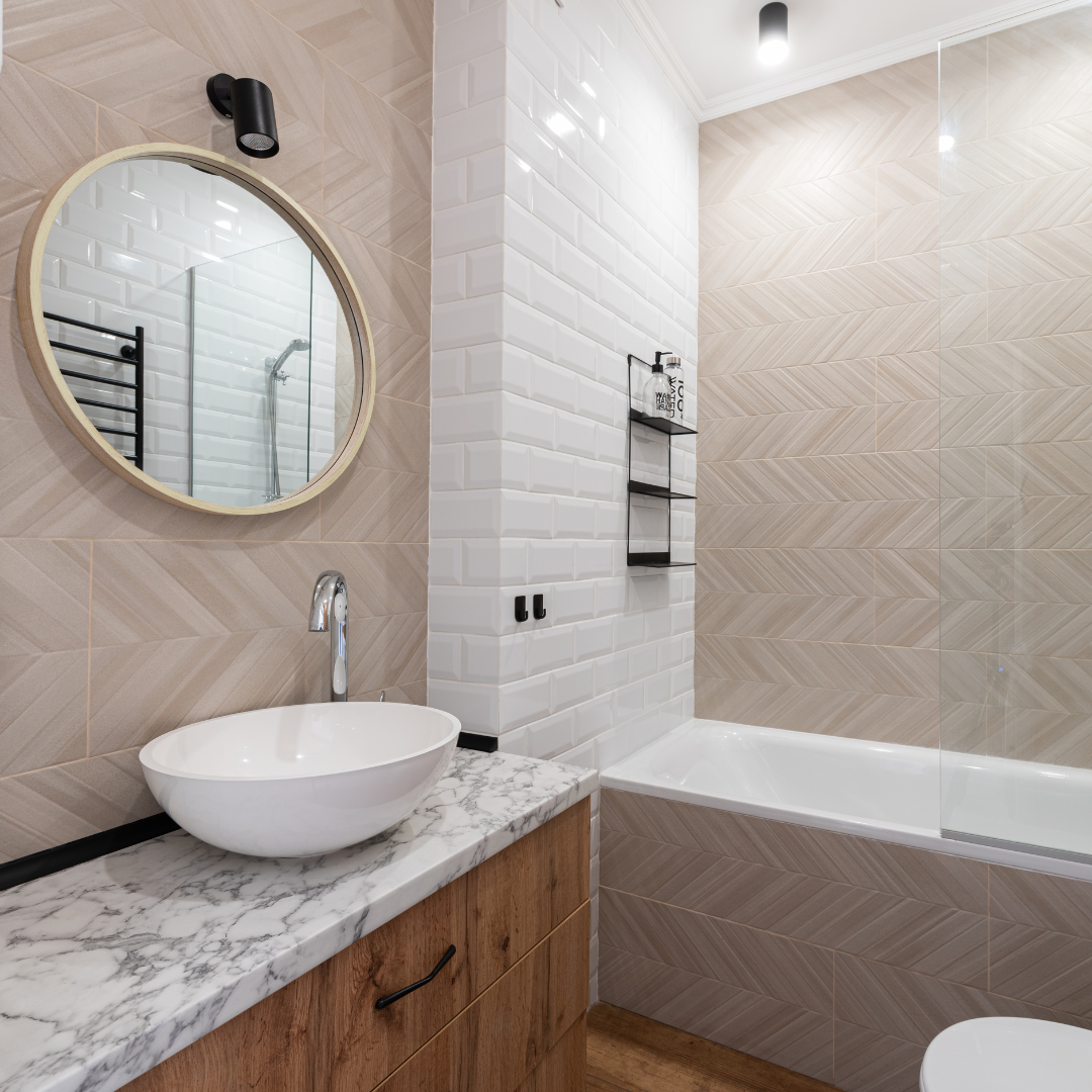 rénovation intérieure, éclairage LED, meubles suspendus, évacuations, carrelage antidérapant