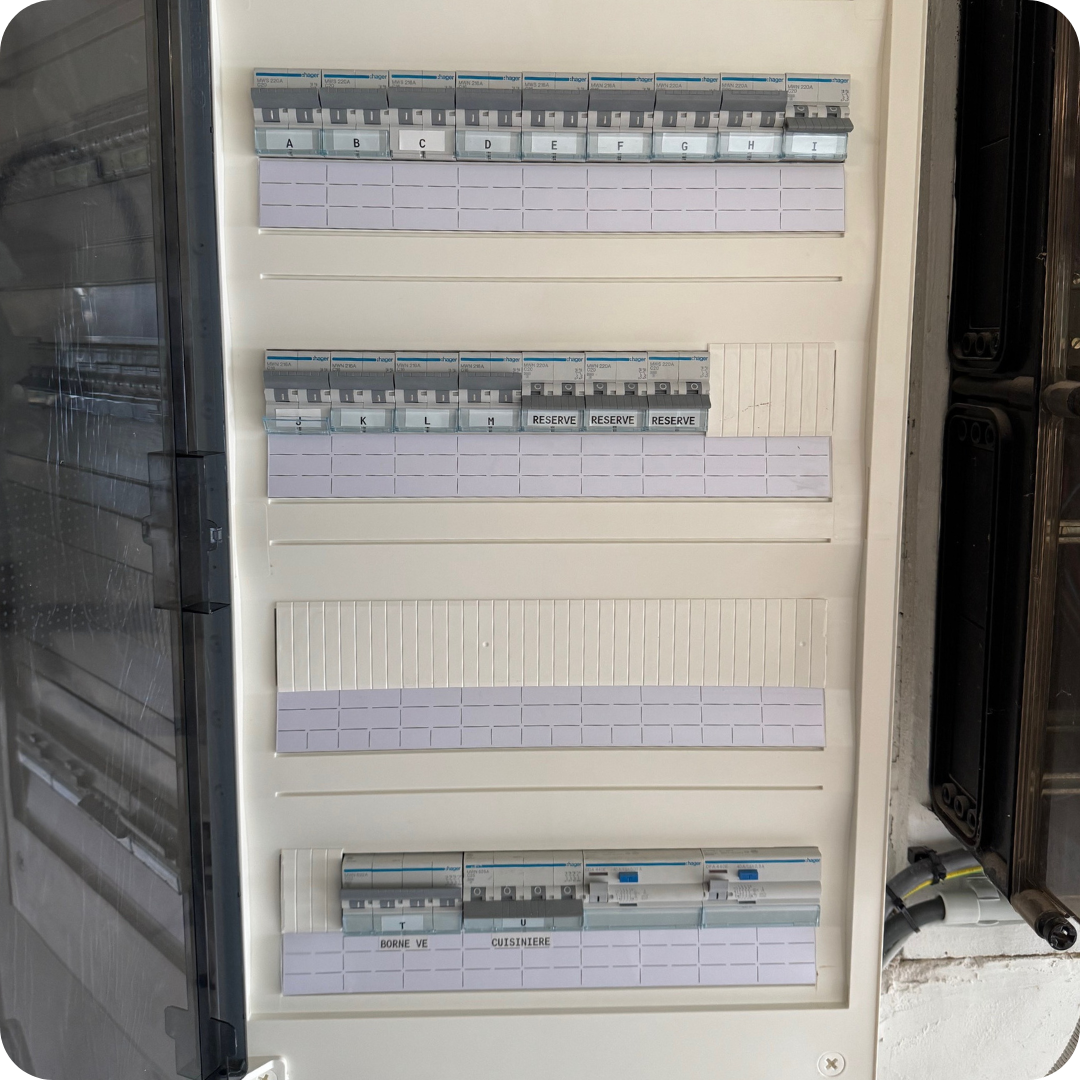 Électricité générale, dépannage électrique, mise en conformité, photovoltaïque, borne de recharge, éclairage, électricien à Sprimont, électricien Liège, panneaux solaires, panneaux photovoltaïques, onduleurs solaires, batteries solaires