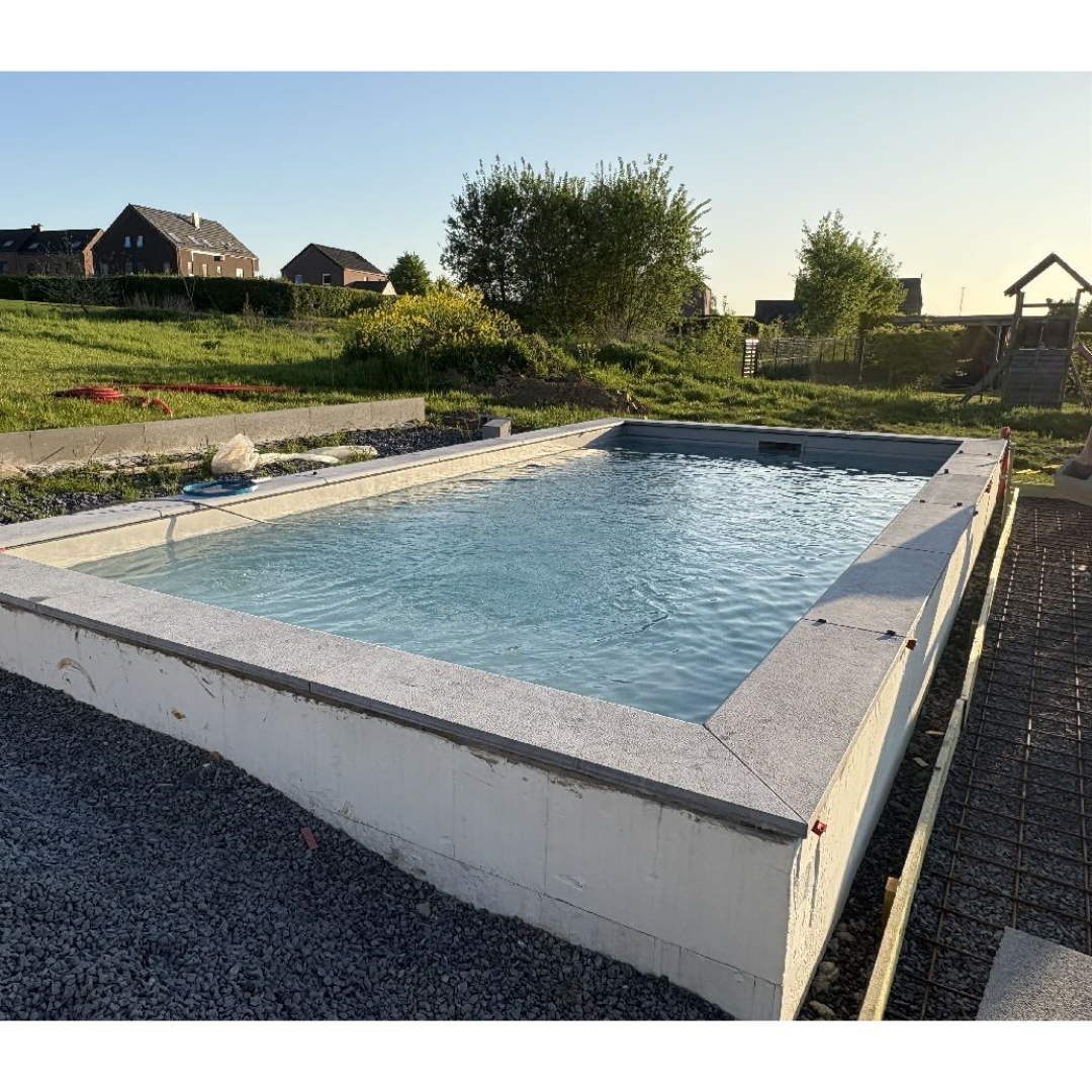 Bordures de piscines, pierres, margelles de piscine, bords de piscine