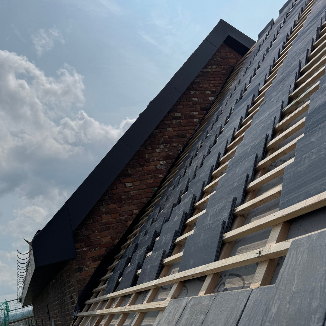 couvreur La Bruyère, toiture Profondeville, rénovation toiture Namur, zinguerie, démoussage toiture, isolation toiture, VELUX, ramonage, gouttières, charpente, couvreur Namur, réparation toiture, étanchéité toiture, nouvelle construction toiture, ardoise, tuiles, cheminée, Province de Namur, entreprise familiale toiture