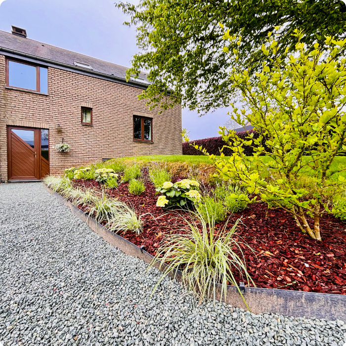 Planter, nouvelles plantes, aménagement, jardin, espaces verts