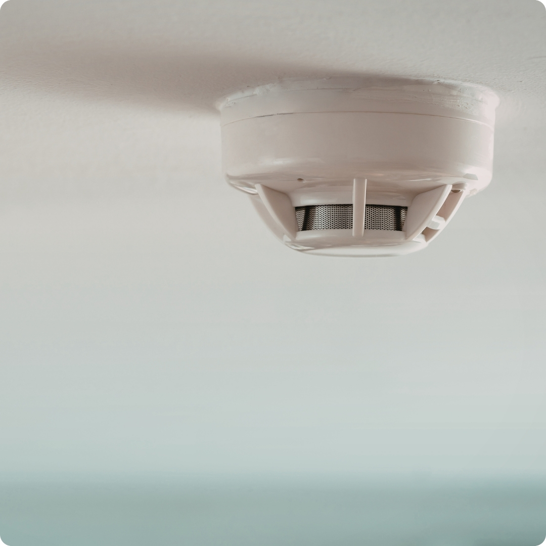 détection incendie, système détection incendie, contrôle EFC, exutoires de fumée, contrôle exutoire fumée, norme S-21-208, désenfumage naturel, contrôle désenfumage, maintenance EFC, contrôle blocs de secours, éclairage de secours, vérification blocs de secours, contrôle baies cage d’escalier, sécurité incendie bâtiment, conformité sécurité incendie, inspection sécurité incendie, système alarme incendie, audit sécurité incendie, réglementation incendie Belgique, Hiko Sécurité incendie