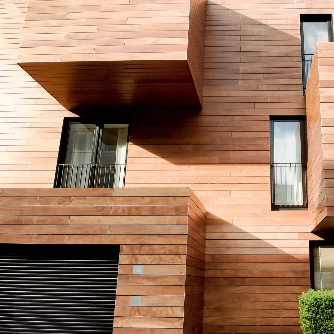 Pose de bardage bois sur façade, finition soignée et protection contre les intempéries