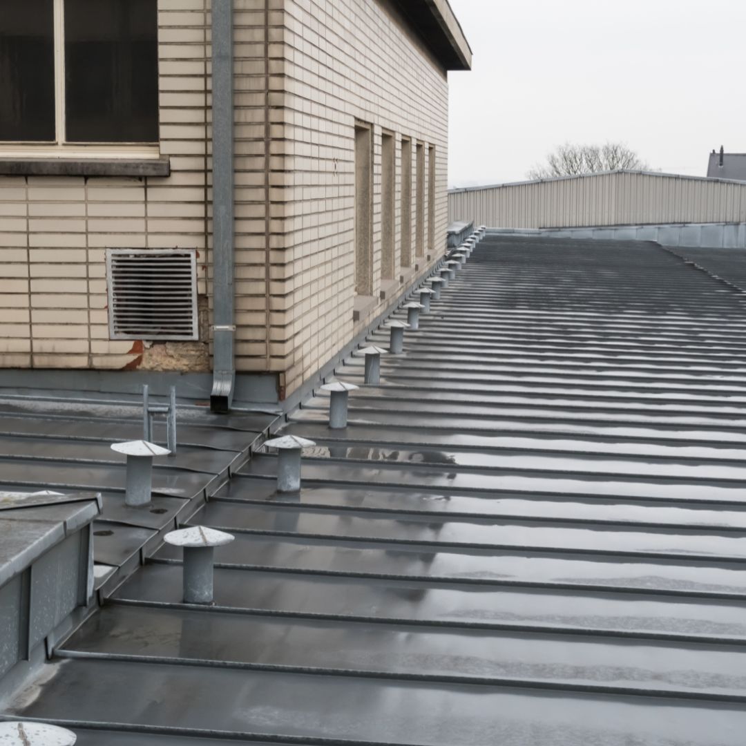 Pose de gouttière en zinc, raccords étanches et descente d’eau alignée