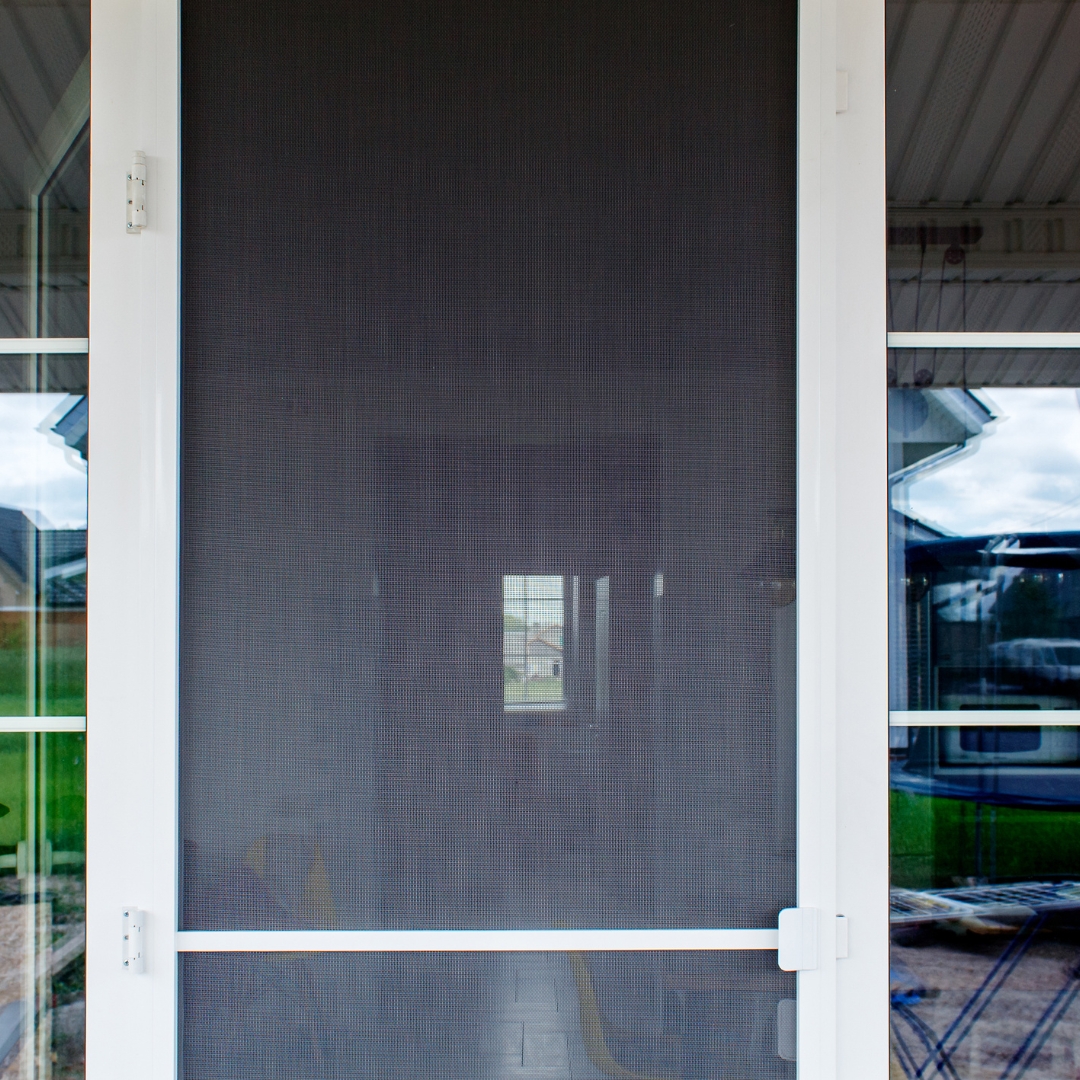 vliegenramen, vliegendeuren, horren op maat, insectenwering, buitenschrijnwerk