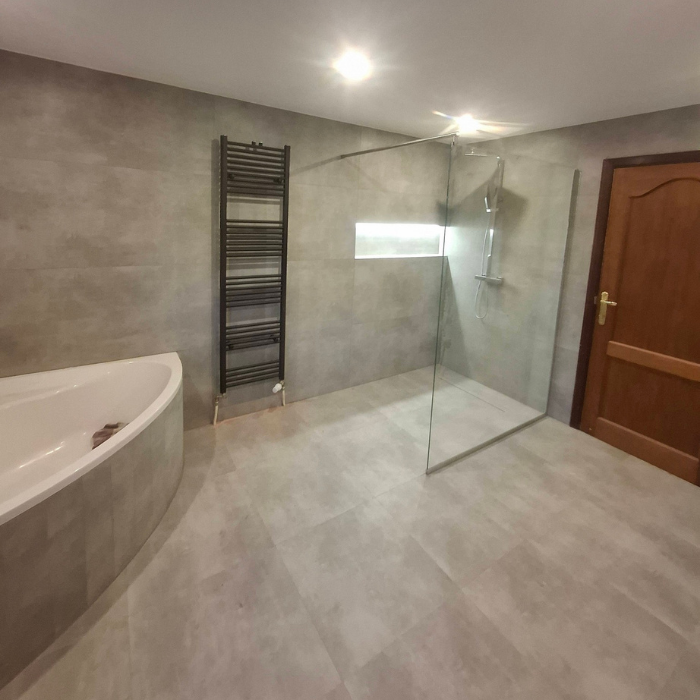 Salle de bain clé en main, plafonnage, peinture, robinetterie, lavabos, éclairage, mobilier, meubles