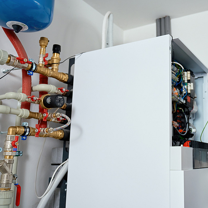 chauffage, Chaudière (entretien, installation, réparation), chaudière à condensation,  chauffage au gaz, chauffage central, chauffage sol, climatisation, dépannage de chauffage, entretien de chauffage, pompe à chaleur, tubage de cheminée, ventilation, plomberie, boiler, canalisations, chauffe-eau, petits travaux de plomberie, sanitaire, travaux de plomberie, traitement des eaux, Adoucisseur d’eau (installation), filtre à eau, traitement anticalcaire, rénovation salle de bain, transformation salle de bain, sanitaires