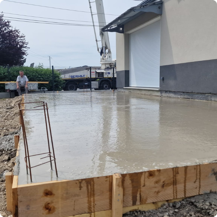 Coffrage, dallage, dalle de sol en béton, bétonnage, feraillage, treillis