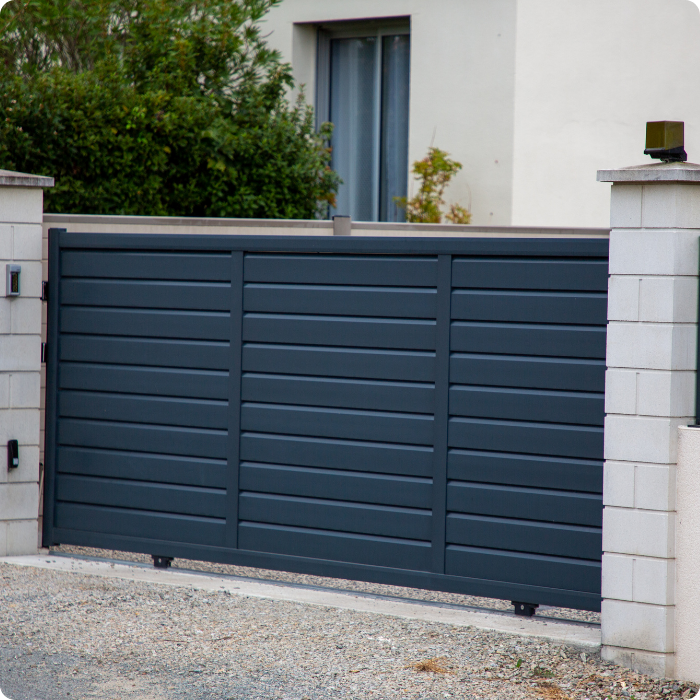 Portail coulissant, type d'ouverture, battant, système automatique