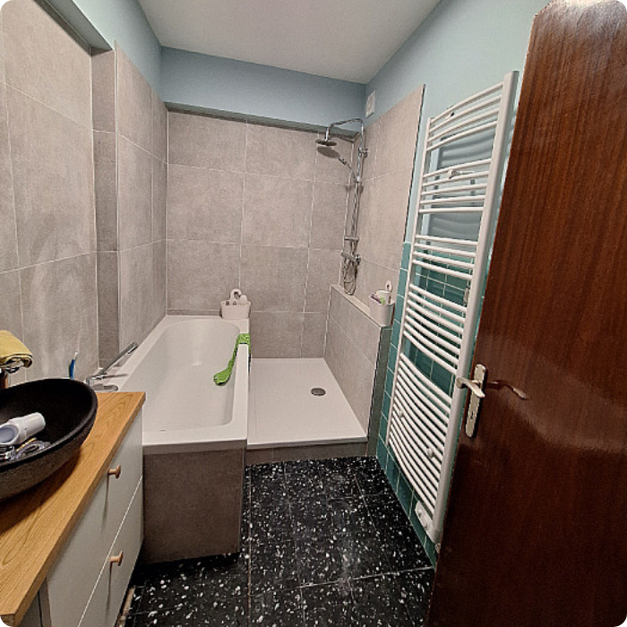 Aménagement de salle de bain, sols, plafonds, sanitaire, évier, robinetterie