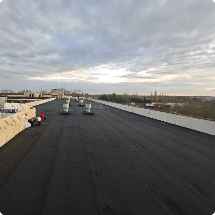 dakwerken, dakbedrijf, dakwerker, dakbedekking, dakrenovatie, dakherstelling, 
                      dakreparatie, dakisolatie, dakonderhoud, plat dak, hellend dak, platte daken, 
                      roofing plaatsen, roofing herstellen, EPDM roofing, bitumen roofing, Derbigum, 
                      dakgoten, zinkwerken, schoorsteenherstelling, kroonlijsten, lichtkoepels, 
                      regenwaterafvoer, daklekkage, infiltratie dak, offerte dakwerken, professionele dakwerker