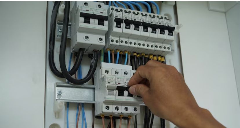 Électricien, Électricité générale, Installation électrique, Dépannage électrique, Entretien électrique, Mise en conformité électrique, Mise aux normes électriques, Éclairage intérieur, Éclairage extérieur, Alarme incendie, Contrôle d'accès, Panneaux photovoltaïques, Installation panneaux solaires, Énergie solaire, Autoconsommation solaire, Borne de recharge véhicule électrique, Installation borne de recharge, Recharge voiture électrique, Dépannage électrique urgent, Électricien certifié
