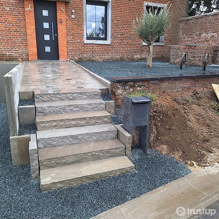 Remise en état, devant de maison, escaliers, allée, entrée, garage, parterre de fleur, gazon,