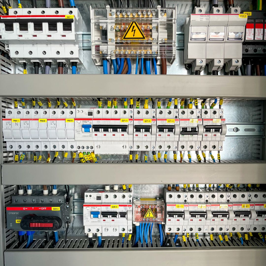 Travaux d’électricité pour rénovation et aménagement par Reforma Build