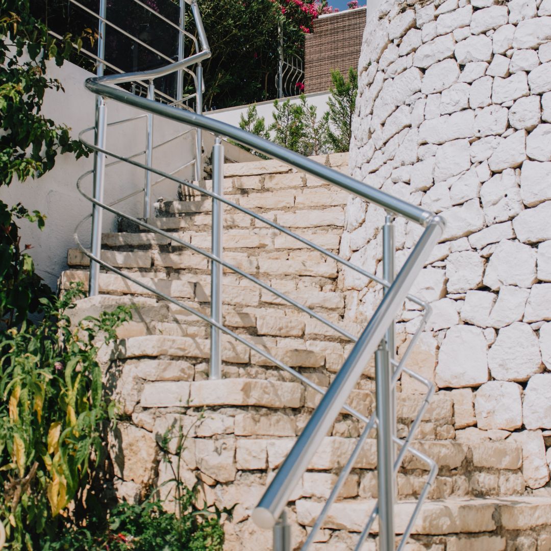 Aménagement de jardin abri de jardin et voile d’ombrage