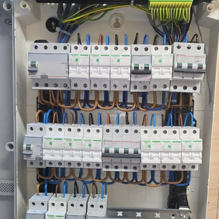 électricien Charleroi, électricien Courcelles, électricien Châtelet, électricité générale, dépannage électrique, entretien électrique, mise en conformité électrique, mise aux normes, vérification électrique, parlophone, borne de recharge, borne véhicule électrique, panneaux photovoltaïques, Hainaut