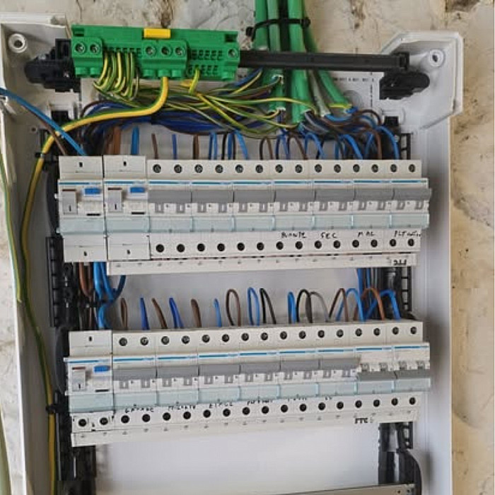 électricien Charleroi, électricien Courcelles, électricien Châtelet, électricité générale, dépannage électrique, entretien électrique, mise en conformité électrique, mise aux normes, vérification électrique, parlophone, borne de recharge, borne véhicule électrique, panneaux photovoltaïques, Hainaut