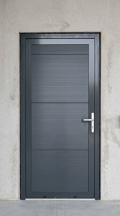 Portillon de service anthracite installé en façade