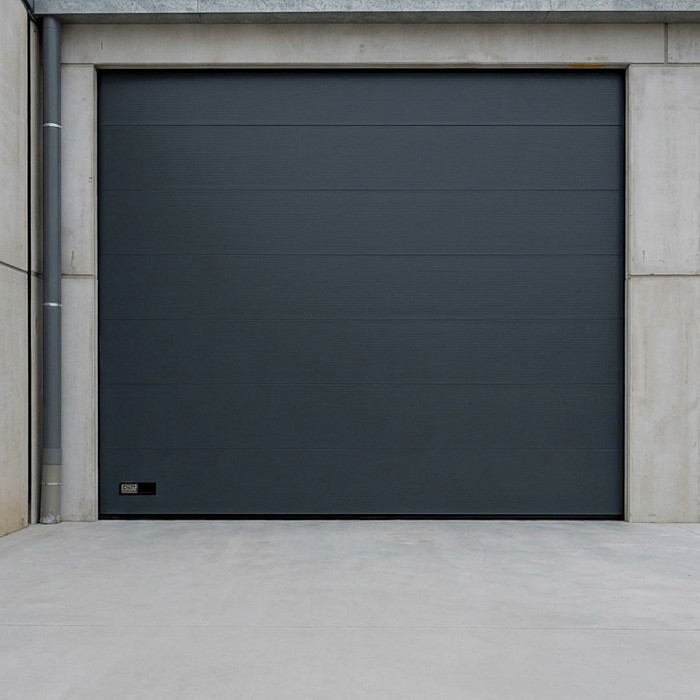Porte sectionnelle industrielle anthracite depannee par MFD Concept