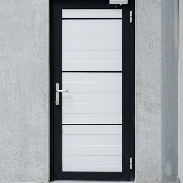 Portillon de service à cadre noir installé par MFD Concept